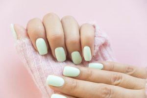 Manicura de tono pastel